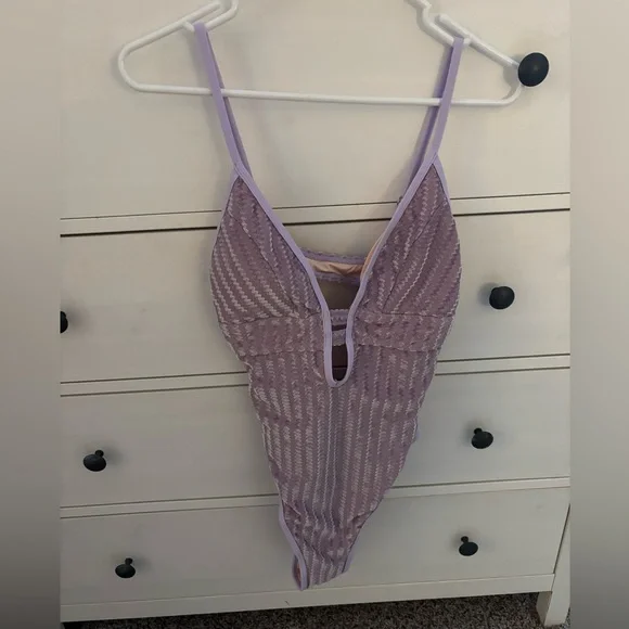 NWT CUPSHE women’s lavender textured one piece swimsuit.  Size M - Picture 7 of 9